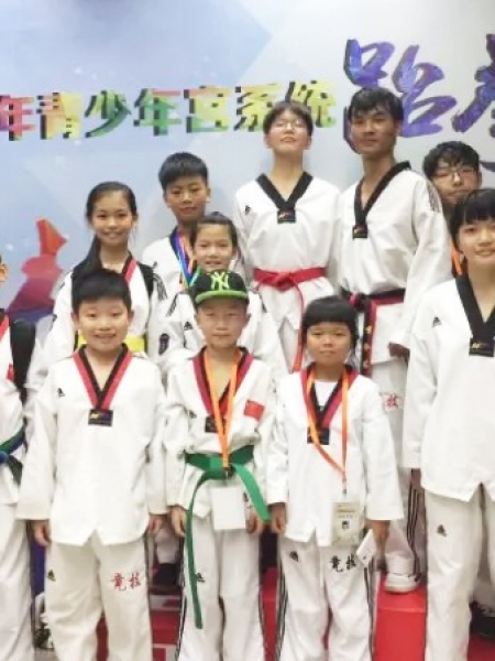 全国青少年宫北京总决赛中拿到8金2银4铜的好成绩